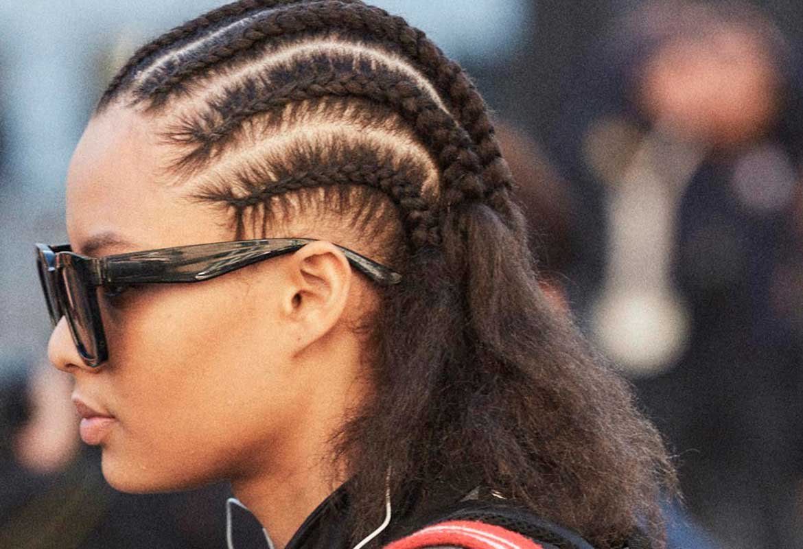 Hay muchos tipos de trenzas africanas. ¿Una de sus versiones más populares? Hasta la mitad del cabello.